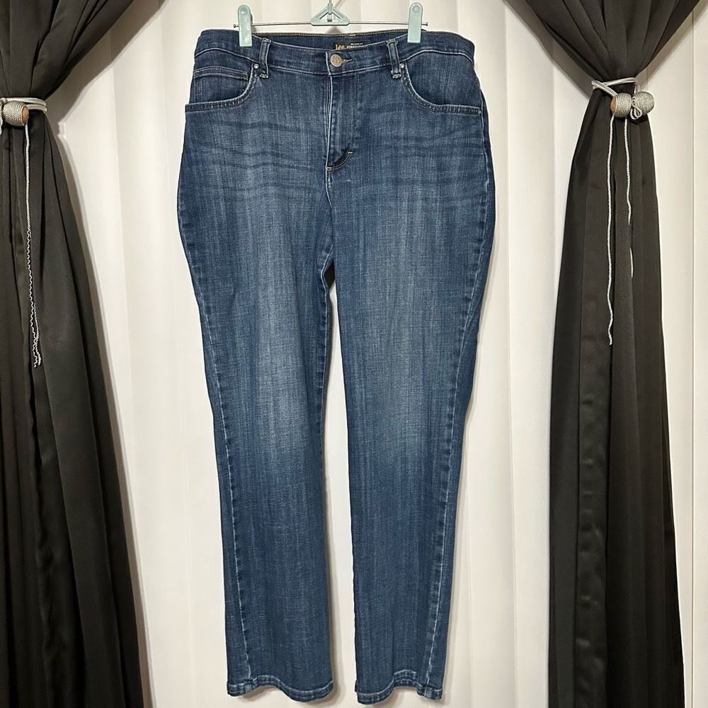 Lee relaxed fit, straight leg, midrise